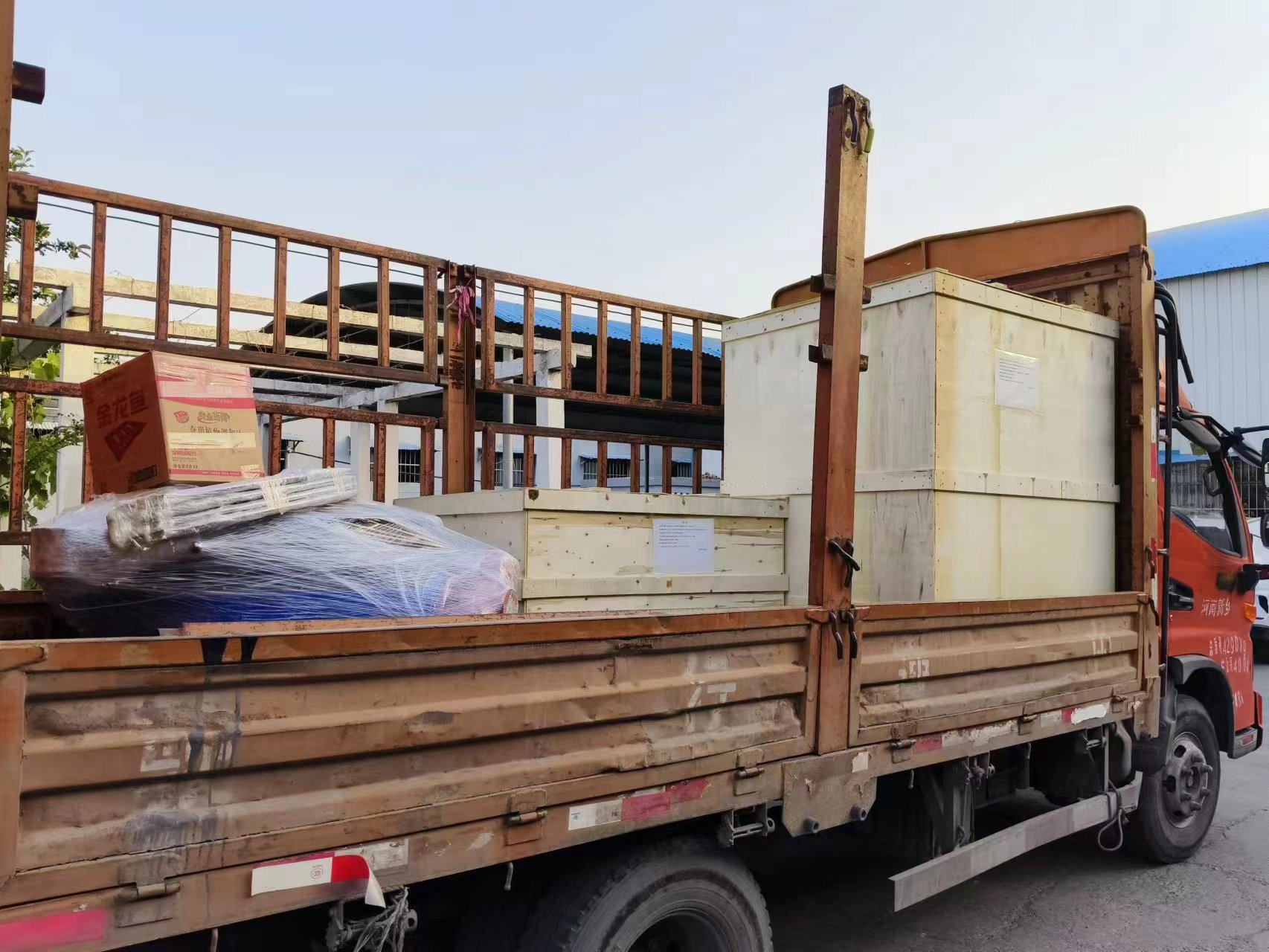 浙江超聲波振動篩和直排篩裝車完成，準備發出